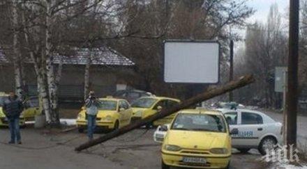 косъм стълб смаза такси шофьорът извади луд късмет