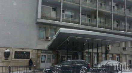 извънредно малкия васко пребит зверски майка блъскайки главата стена снимка