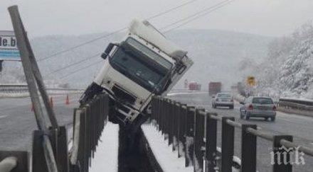 опасни маневри трактор притиснал тира увиснал мост хемус