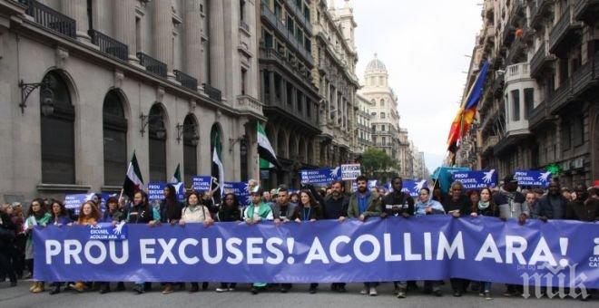 НЕ МОЖЕ ДА БЪДЕ! Протестиращи в Барселона настояват за прием на повече бежанци (ВИДЕО)