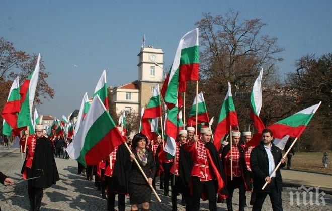 Браво! Цвета Караянчева повежда патриотичен марш в Кърджали