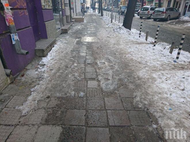 ОЦЕЛЯВАНЕ! Жена продава предмети от дома си за стотинки на тротоара (СНИМКА)