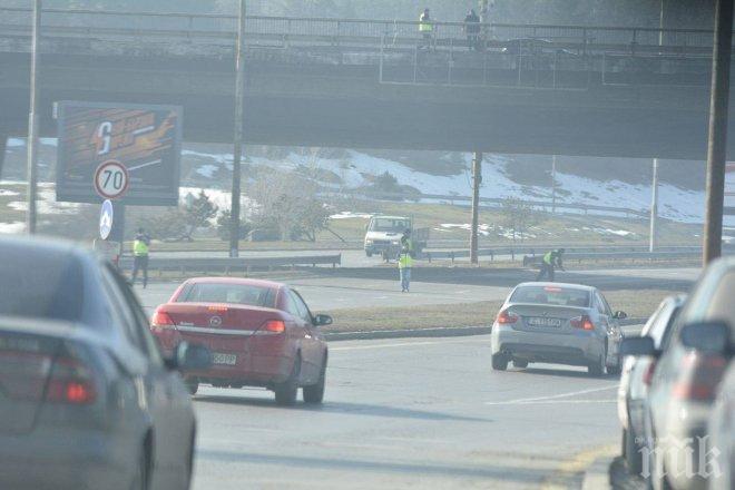 ИЗВЪНРЕДНО В ПИК TV! Екшънът на Околовръстно шосе продължава - полицаи блокираха движението под падащия мост на бул. България (СНИМКИ)