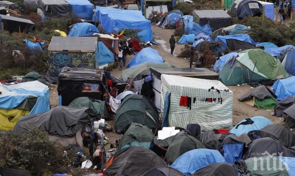 Деца-мигранти се връщат в Кале след разрушаването на  „Джунглата“
