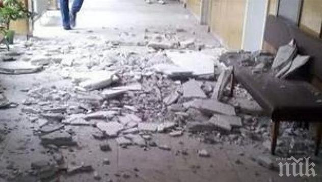 УЖАС! Мазилка рухна върху сцена на читалище секунди преди спектакъла (СНИМКА) 