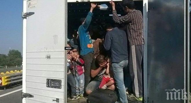 Спипаха 12 мигранти, натъпкани в бус на автомагистрала Марица