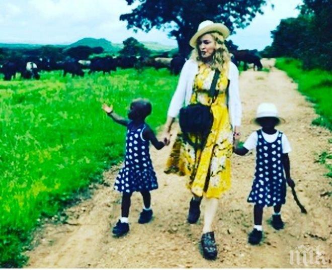 Мадона осинови две африкански близначета! (ВИДЕО) 