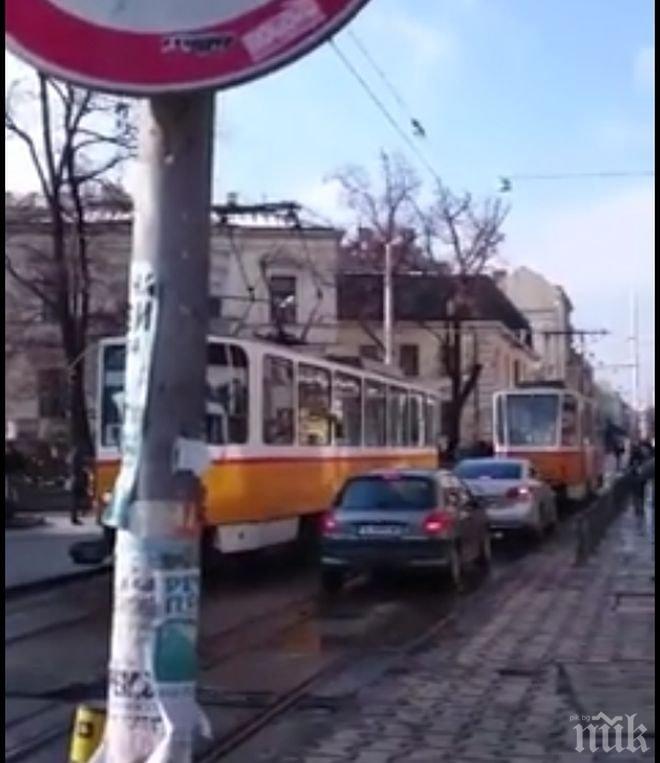 В КАДЪР! Пълна лудница на Попа! Движението в центъра на София е катастрофа - трамваи и коли се надбягват в бясно рали
