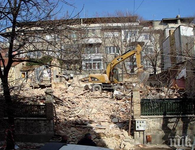 БЕЗОБРАЗИЕ! Масово бутат исторически сгради във Варна