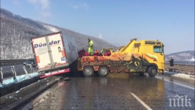 ИЗВЪНРЕДНО! Вдигнаха заклещения ТИР на Витиня! Движението е отпушено