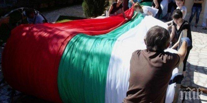 Опъват 300-метров трибагреник за 3 март