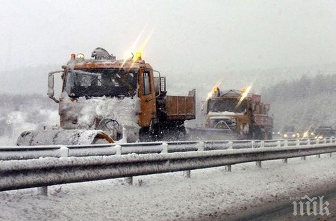 Снегът затапи магистралата към Пловдив