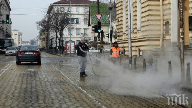 Започва миенето на улиците в София