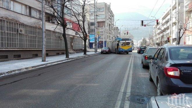 Безобразие! Наглец с раздрънкано „Ауди“ блокира възлово кръстовище във Враца