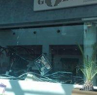 ИЗВЪНРЕДНО! Взривът във варненския мол е срутил тавана на заведението (СНИМКИ)