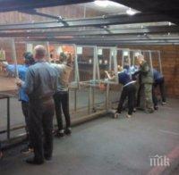 УЖАС! 15-годишен застреля инструктора си по стрелба, после намериха и него мъртъв