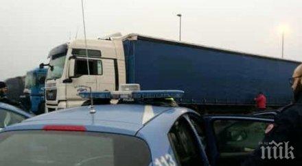 два тира удариха път дунав мост