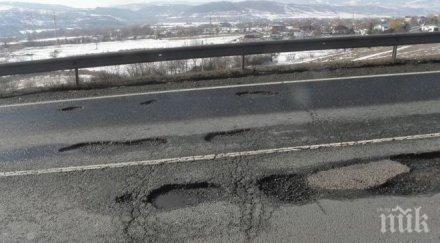 опасно разпада мост е79 минават хиляди коли снимки