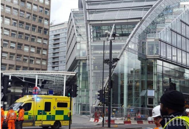 Бурята Дорис взе втора жертва в Лондон:Паднал покрив на къща рани мъж на улицата 