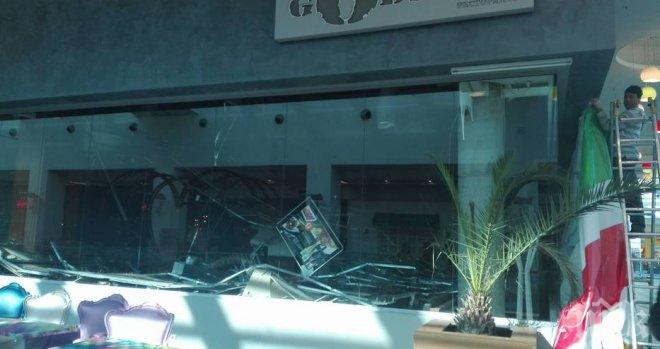 ИЗВЪНРЕДНО! Взривът във варненския мол е срутил тавана на заведението (СНИМКИ)