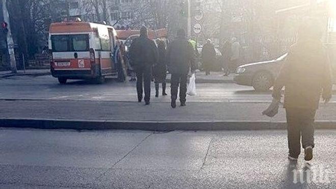 ИЗВЪНРЕДНО! Шофьор помете майка с две деца на пешеходна пътека
