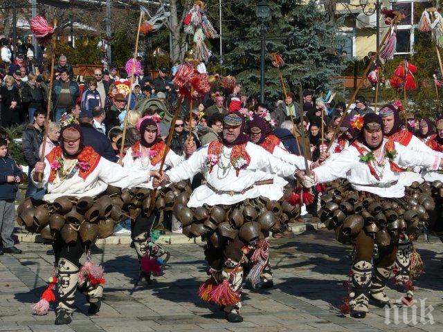 300 кукери гонят зимата в Карлово