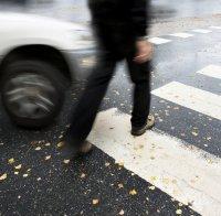 Кола помете момиче на пешеходна пътека в Бургас