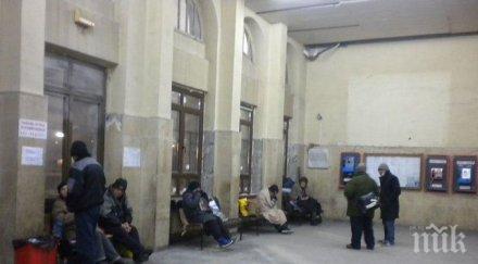 гонят тримата адаши бездомници централна гара пловдив