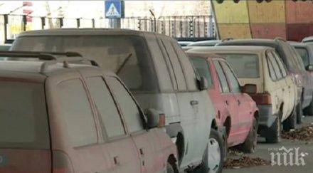 стотици изоставени коли събират прах наказателните паркинги истински антики