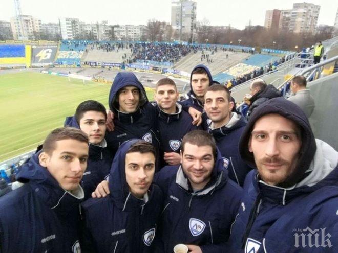 Волейболният Левски подкрепи футболистите на “сините”