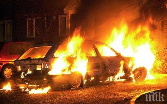 Кола се запали близо до училище в Шумен