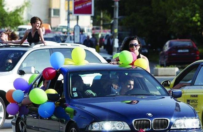 Хора с големи сърца! Предлагат безплатна лимузина и мотор за бала