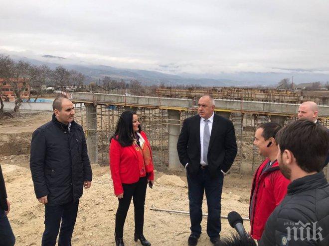 Бойко Борисов инспектира строежа на магистрала Струма: Като стане готова, това ще помогне развитието на Югозападна България (СНИМКИ)