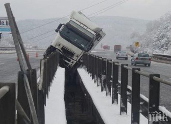 ОТ ПОСЛЕДНИТЕ МИНУТИ! Задръстване на пътя от Перник за София: Камион увисна от мост 
