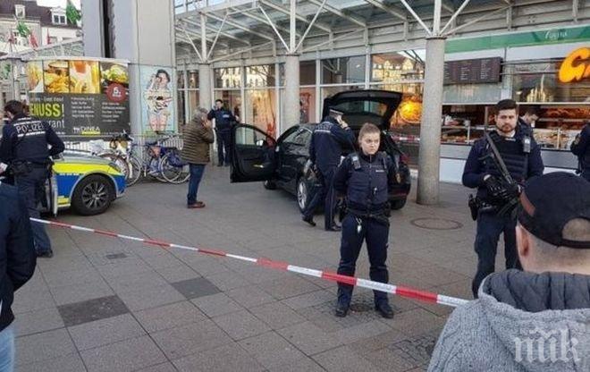 ИЗВЪНРЕДНО В ПИК! Ужас в Германия! Кола се вряза в пешеходци, има ранени (ОБНОВЕНА/СНИМКИ/ВИДЕО)