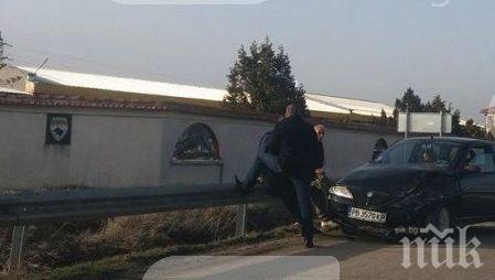 Ланчия се заби в стълб със 100 км/ч и отнесе Мерцедес (СНИМКИ)