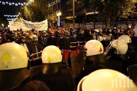 Нови безредици в Атина! Коктейли Молотов и камъни летят по полицията