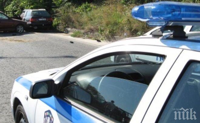 Непълнолетни подкараха кола и се забиха в къща