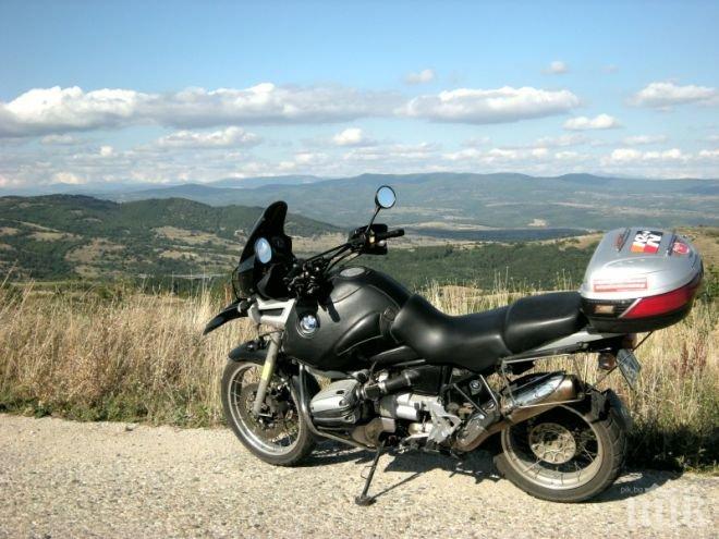 18-годишен заряза мотора си в гората и офейка след гонка с ченгетата