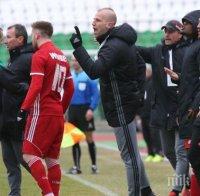 СКАНАДЛ! Треньорите на ЦСКА-София нахлуха на терена и нападнаха съдията, Бодуров го спасява