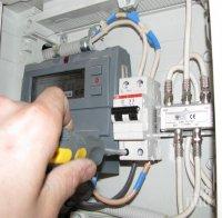 НАГЛОСТ: Цигани се прикачиха незаконно към електромер в Долна баня - отрязаха ги, но те се вързаха към друг