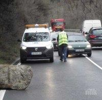 Огромна скала се срути на пътя София-Самоков