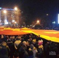 Напрежението в Македония ескалира! Протестиращи пратиха трима журналисти в болница