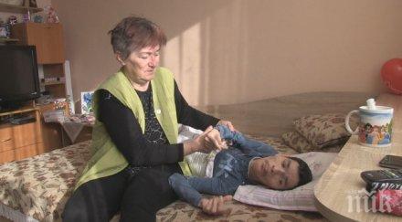 мъка майка болният син оцеляват 220 лева месец