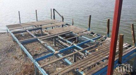 отвратителна гледка вандали разкостиха рибарските кейове брега езерото вая снимки