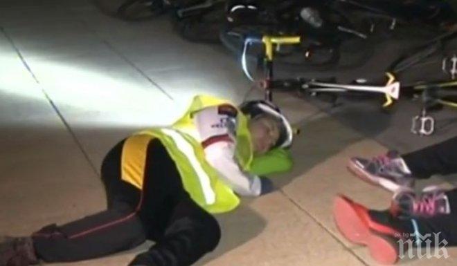 ШОК! Колоездачи налягаха в знак на протест, показаха как ги мачкат шофьорите на пътя