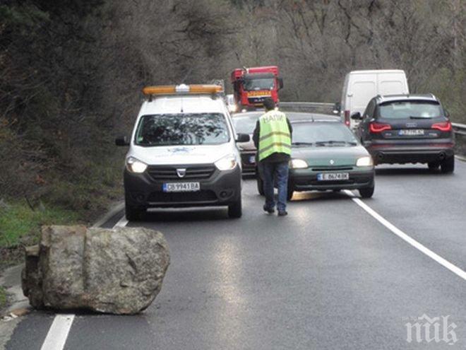 Огромна скала се срути на пътя София-Самоков