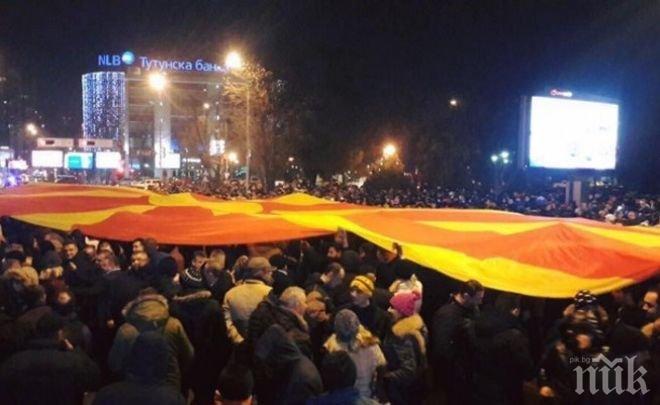 Напрежението в Македония ескалира! Протестиращи пратиха трима журналисти в болница