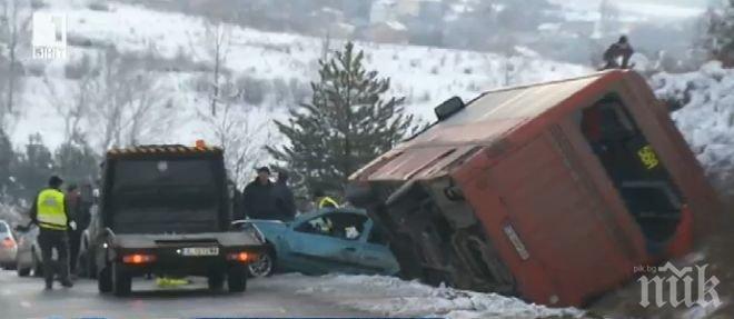 Автобус падна в река в Перу
