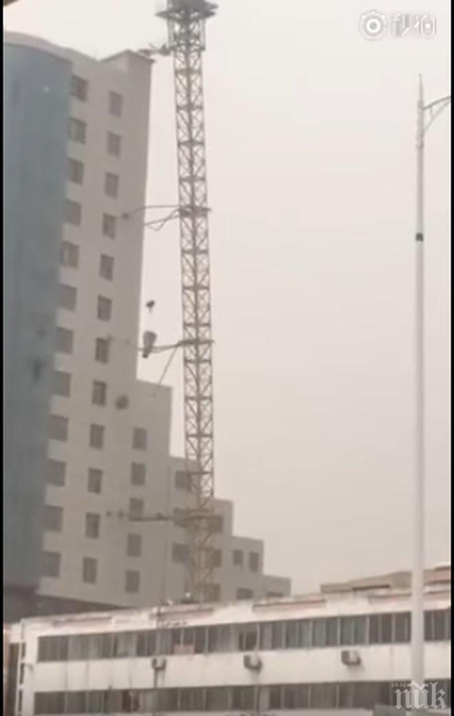 Огромен кран рухна върху оживена улица, уби двама души (ВИДЕО)